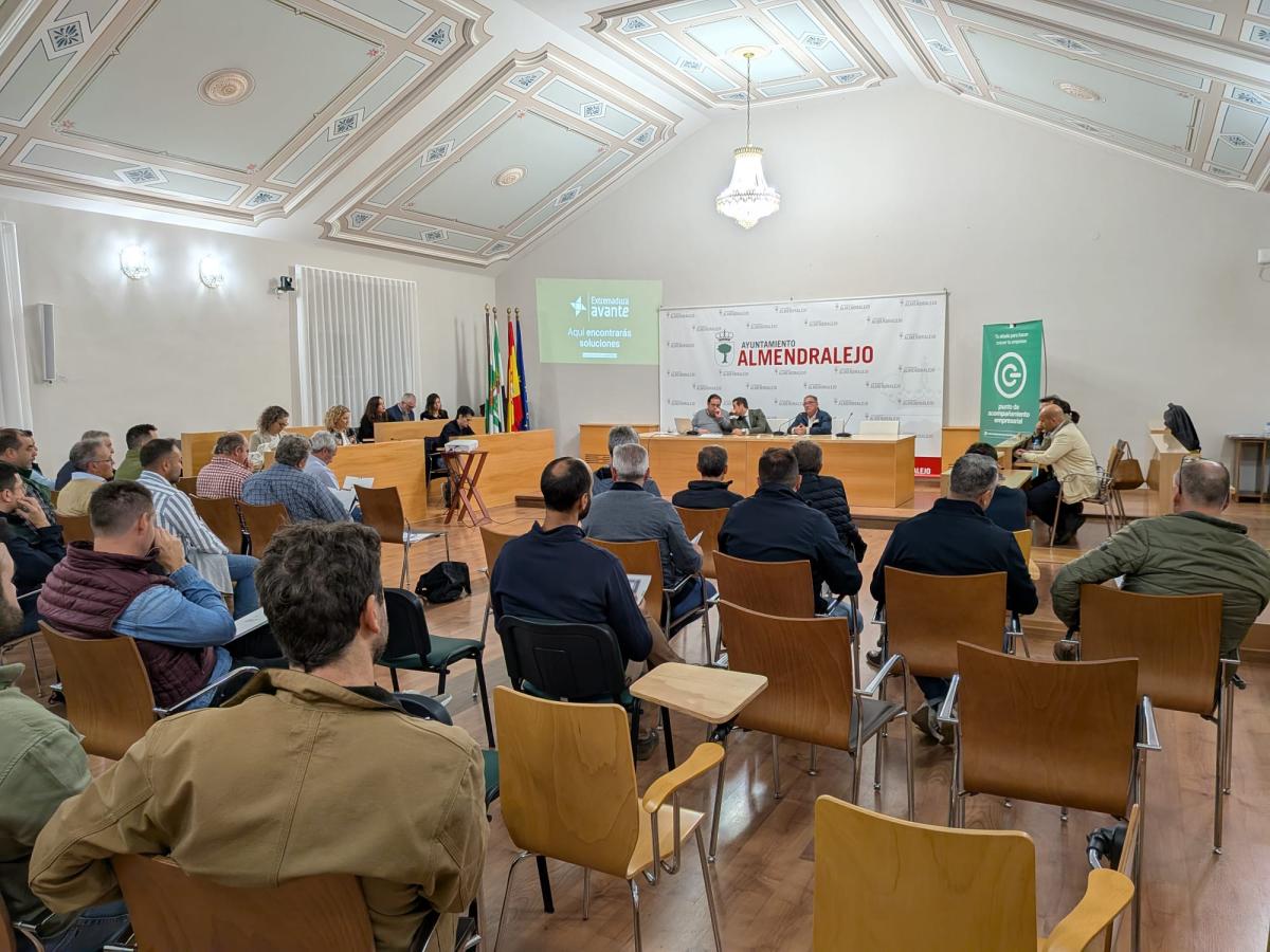 Celebrada una reunión para explicar a los empresarios el proceso de adjudicación de parcelas