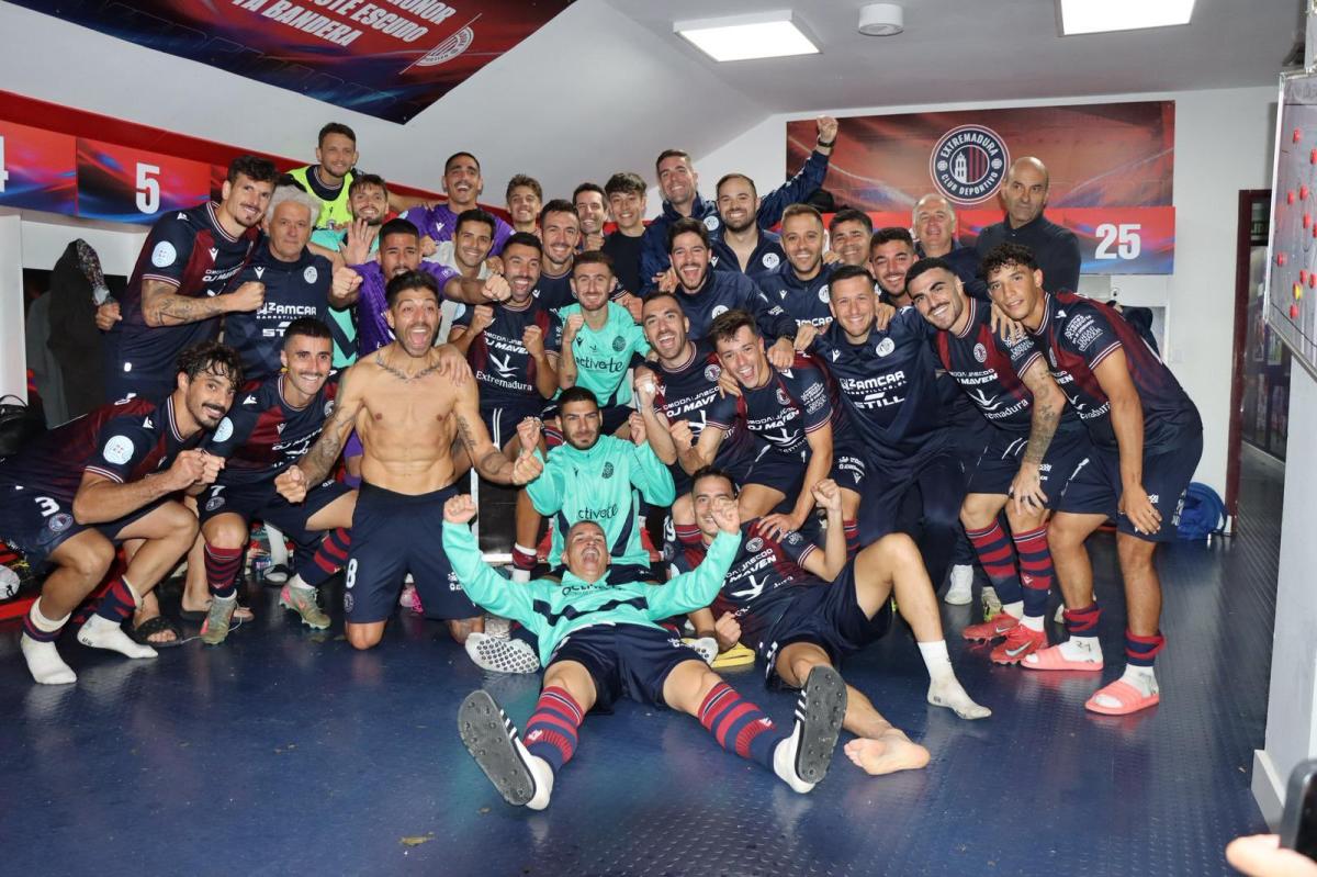El Extremadura continúa líder tras vencer al Estepona en el municipal