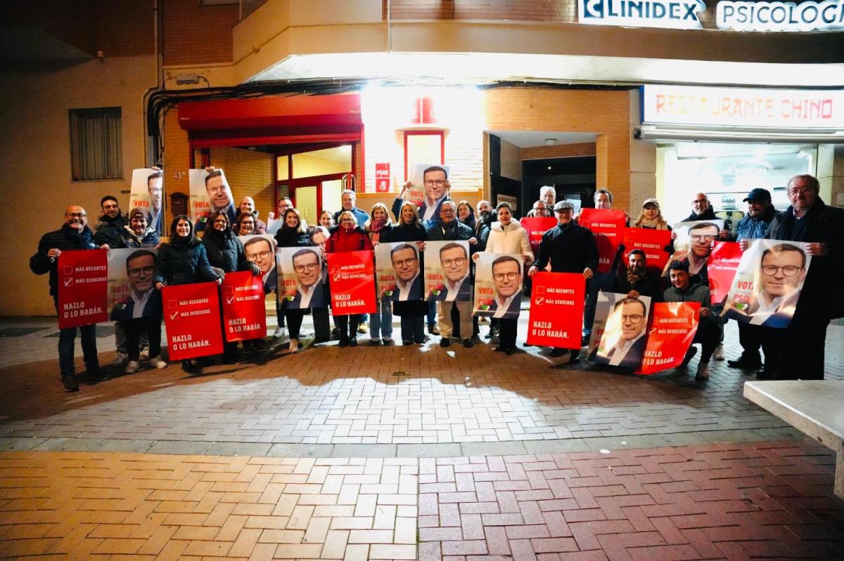 Con la tradicional pegada de carteles comenzaba la campaña electoral para las elecciones autonómicas del 21D