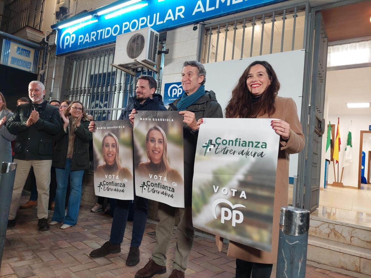Con la tradicional pegada de carteles comenzaba la campaña electoral para las elecciones autonómicas del 21D