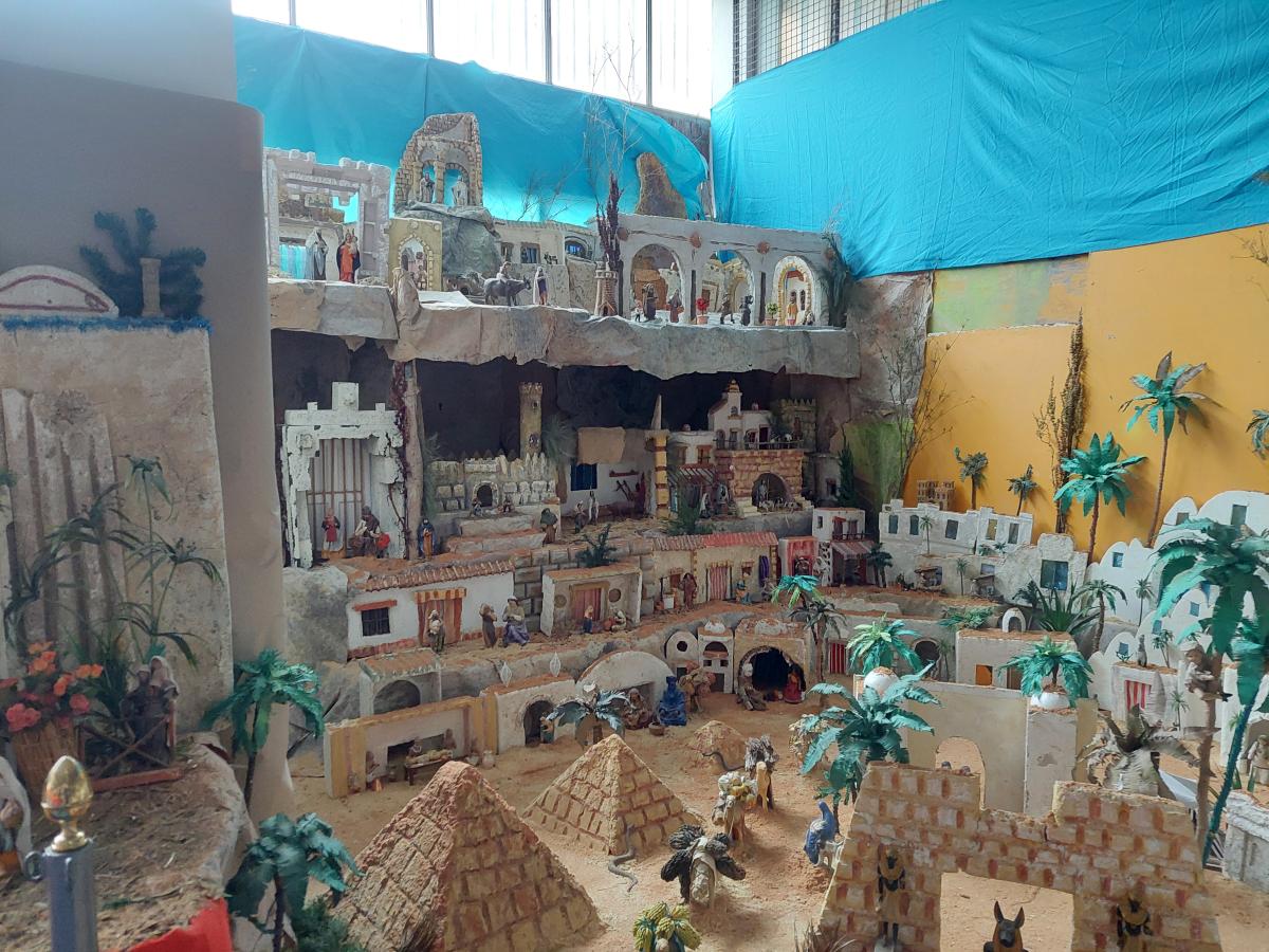 Ya puede contemplarse el belén de Sanfélix en el gimnasio del antiguo colegio Ortega y Gasset