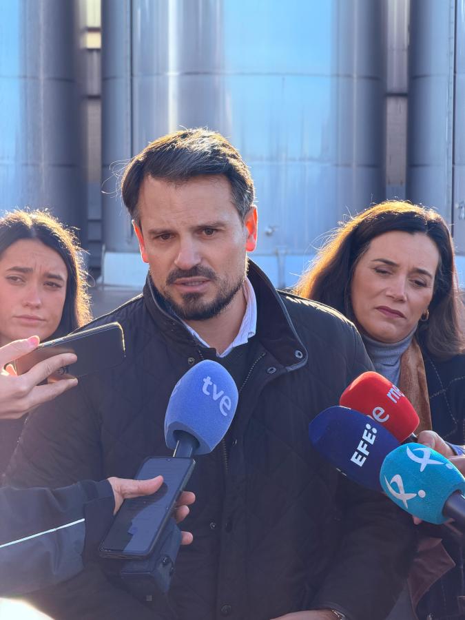 Bautista defiende la viticultura en una visita a bodegas Romale