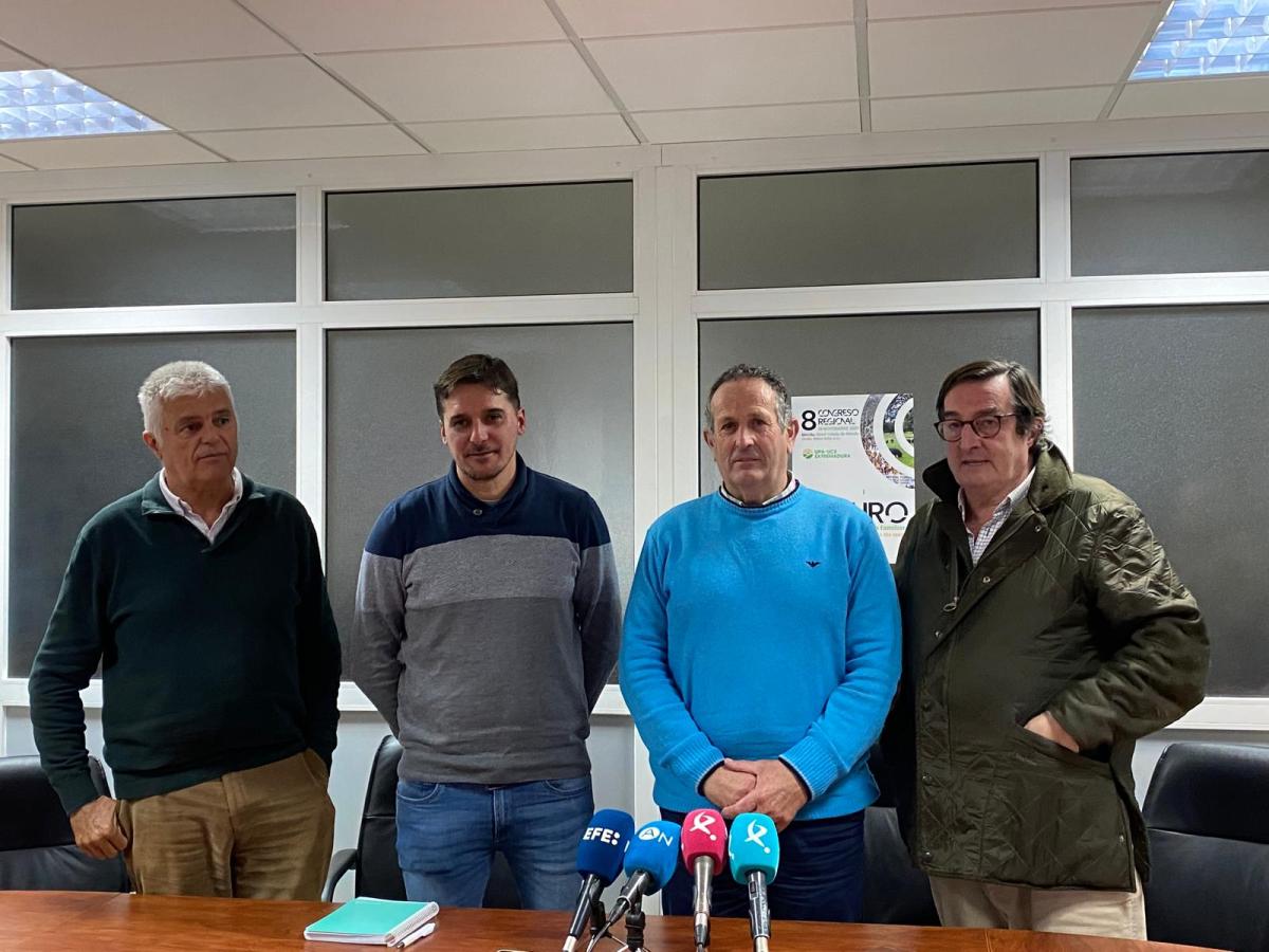 Las organizaciones agrarias extremeñas convocan tractoradas en cinco carreteras