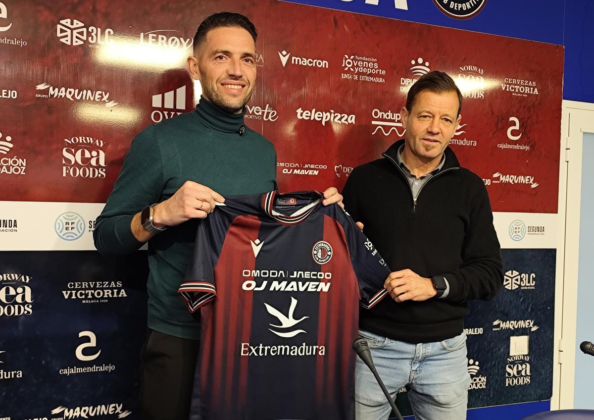 Presentado David Rocha como nuevo entrenador del CD Extremadura