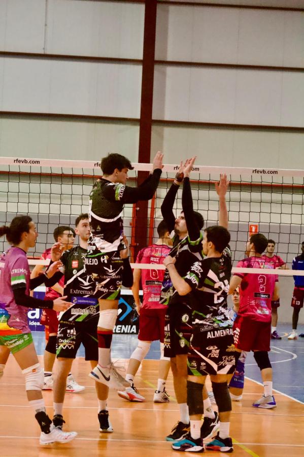 El CV Almendralejo pisa fuerte el acelerador con doble victoria