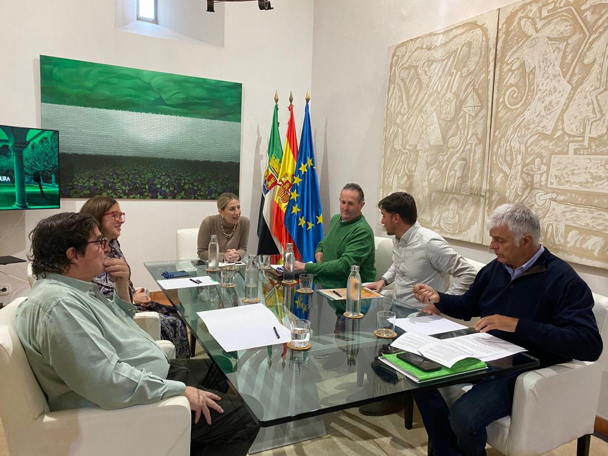 UPA-UCE entrega a Guardiola un documento con las reivindicaciones del campo