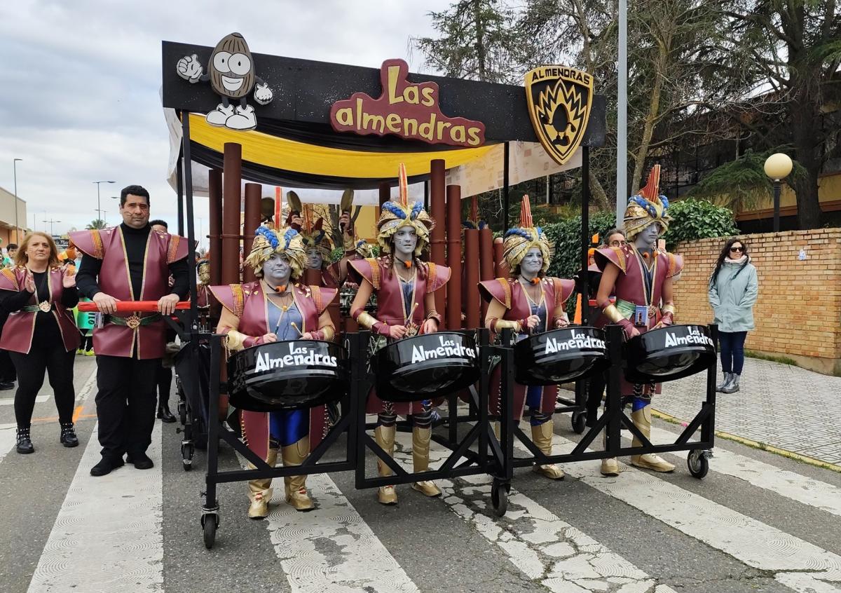 La comparsa Las Almendras participará por primera vez en el desfile de Badajoz