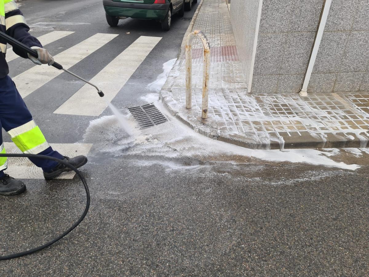 La consultora encargada del servicio de limpieza trabaja en el estudio de costes