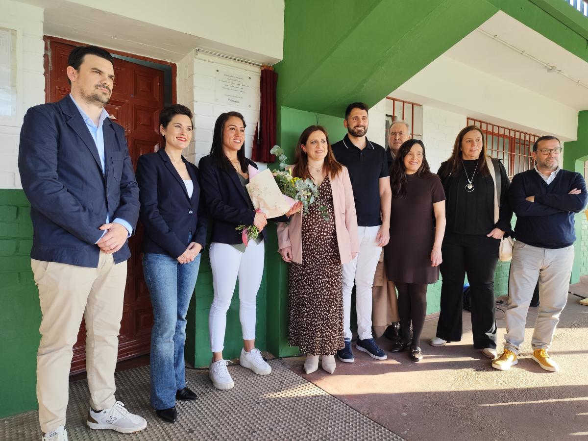 La árbitra Melissa López Osorio es reconocida con una placa en el polideportivo