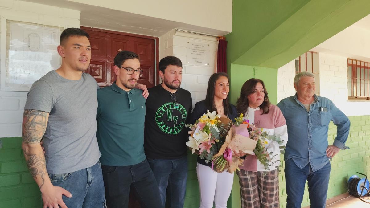 La árbitra Melissa López Osorio es reconocida con una placa en el polideportivo