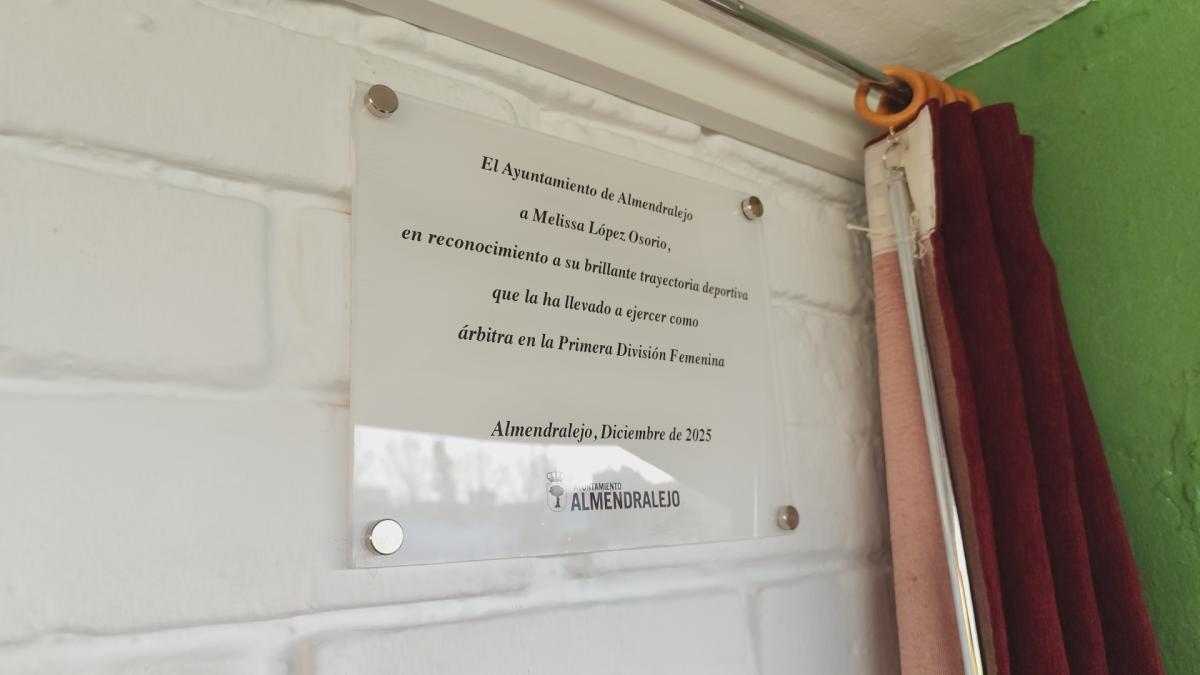 La árbitra Melissa López Osorio es reconocida con una placa en el polideportivo