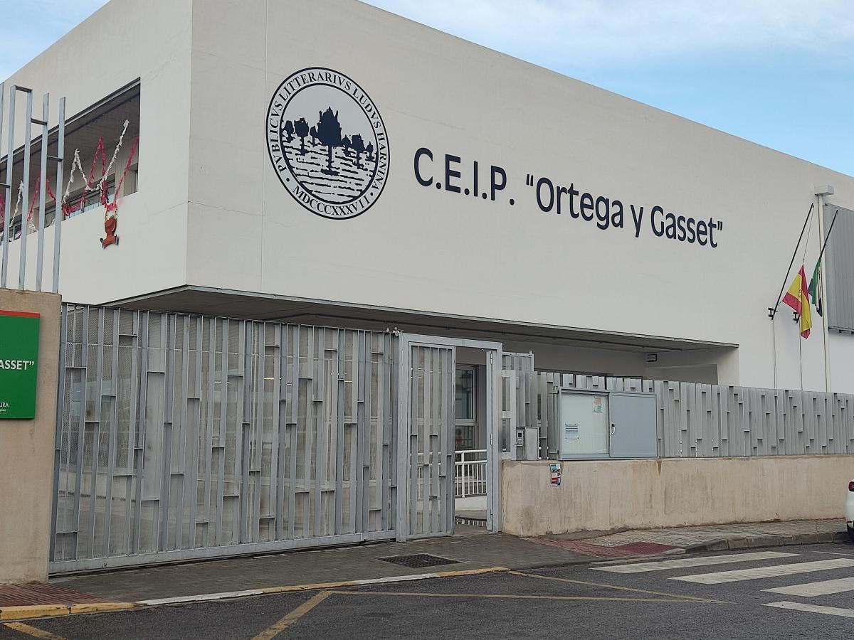 Se desprende el falso techo de un baño en el colegio Ortega y Gasset