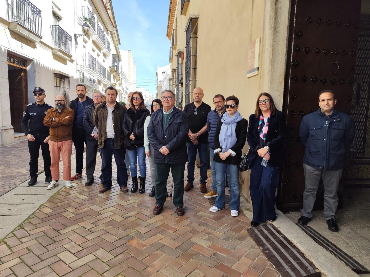 El Ayuntamiento guarda un minuto de silencio en recuerdo de las víctimas del terrorismo