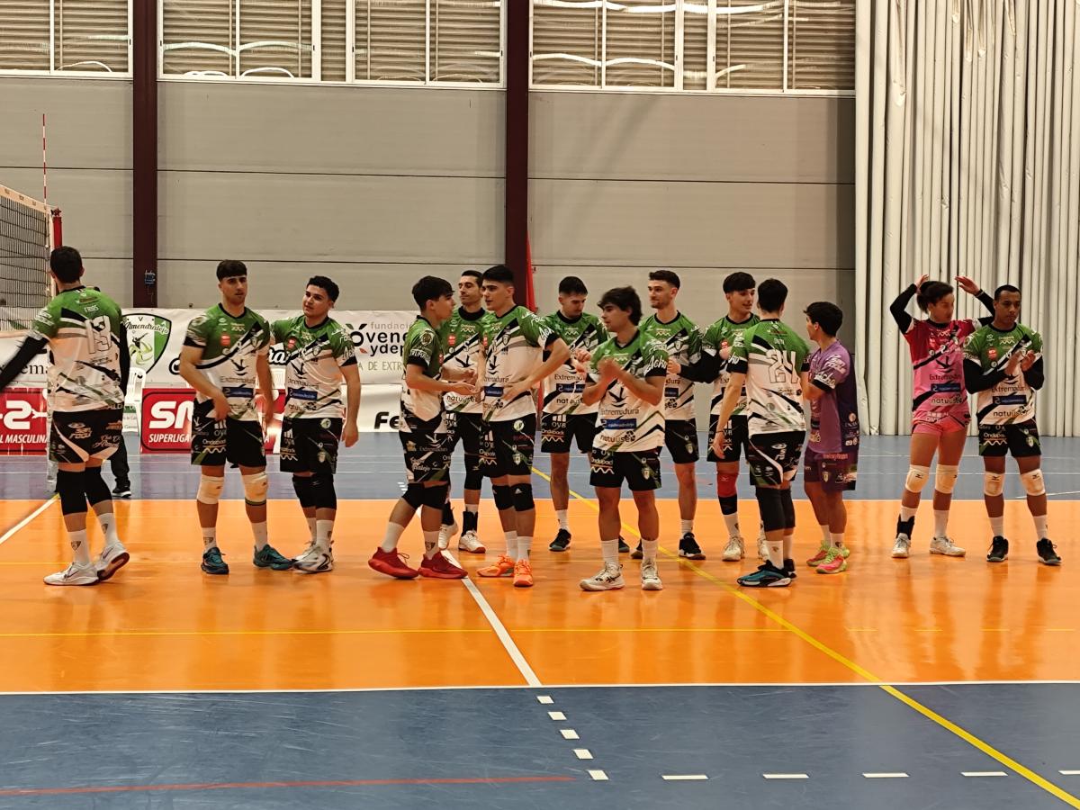 El CV Almendralejo logra una impecable victoria con la que acaricia la fase de ascenso