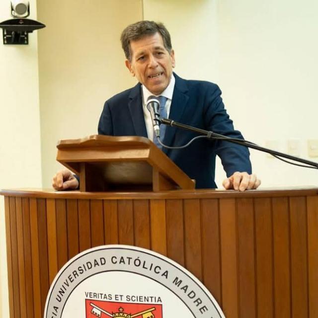 Esteban Mira profesor de historia en el IES Carolina lleva su obra sobre Colón al mercado chino