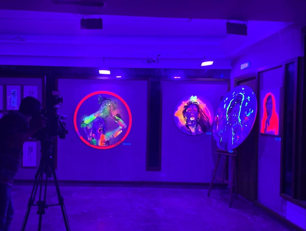 La exposición 'Luminiscentes: Mujeres que brillan' ilumina el Círculo Mercantil