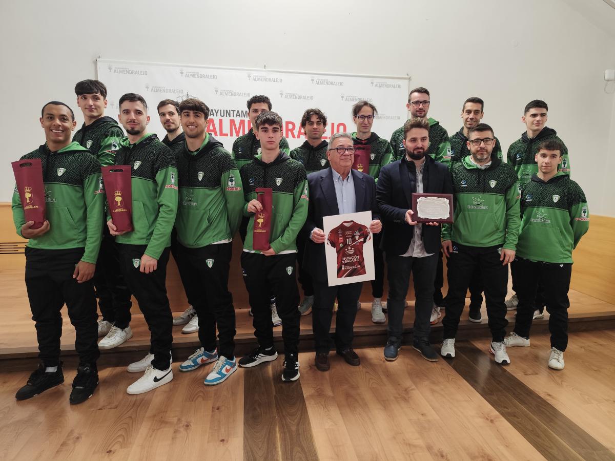 El Club Voleibol Almendralejo presenta nueva camiseta en la recepción con el alcalde