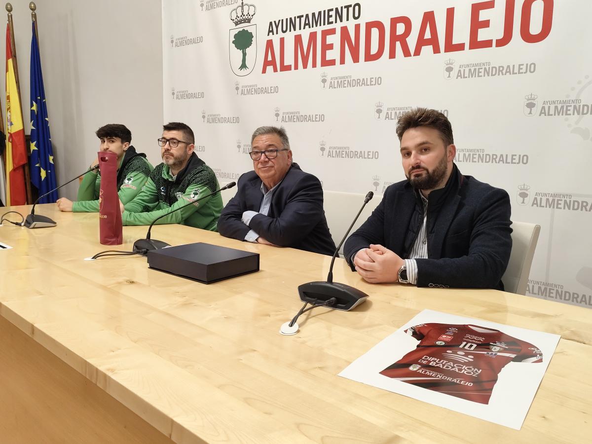 El Club Voleibol Almendralejo presenta nueva camiseta en la recepción con el alcalde