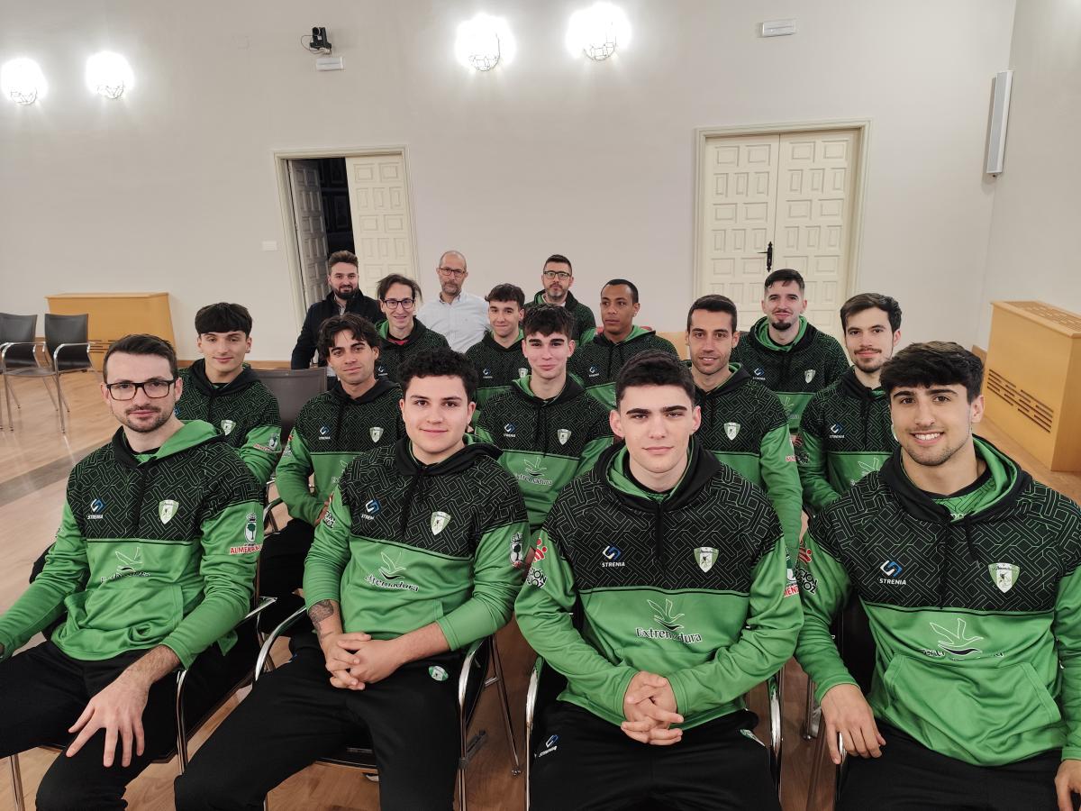 El Club Voleibol Almendralejo presenta nueva camiseta en la recepción con el alcalde