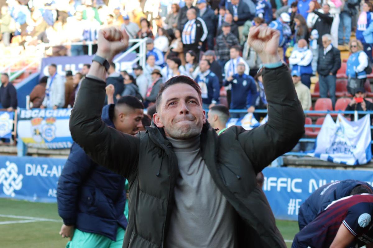 El Extremadura continúa líder tras lograr la victoria ante el Recre en los últimos segundos