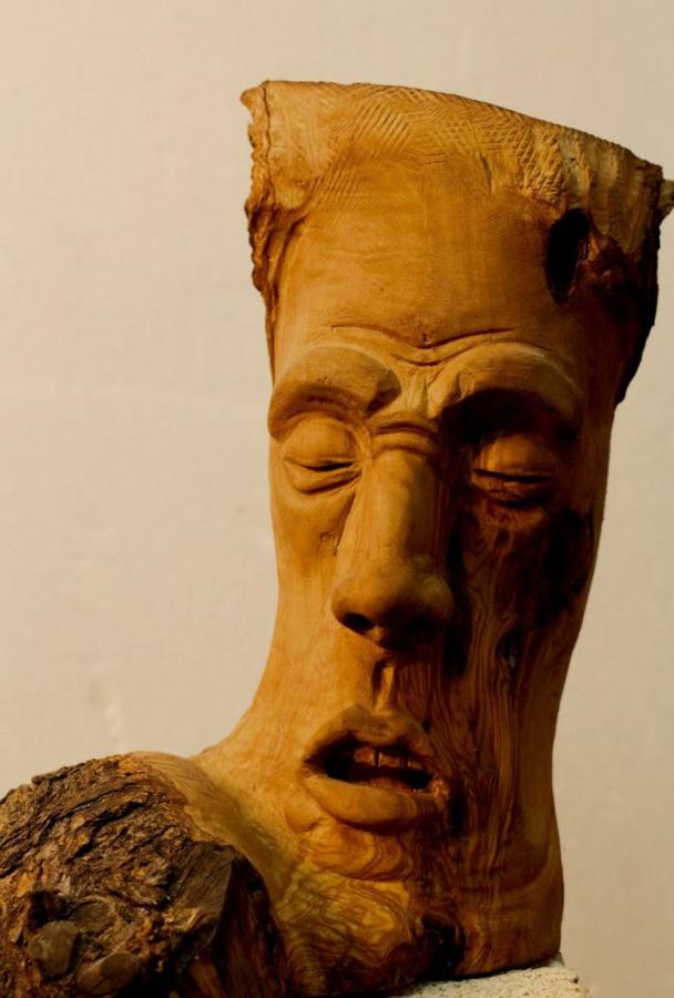 Samuel Benavent convierte la madera de olivo en arte, en el Centro Cultural San Antonio