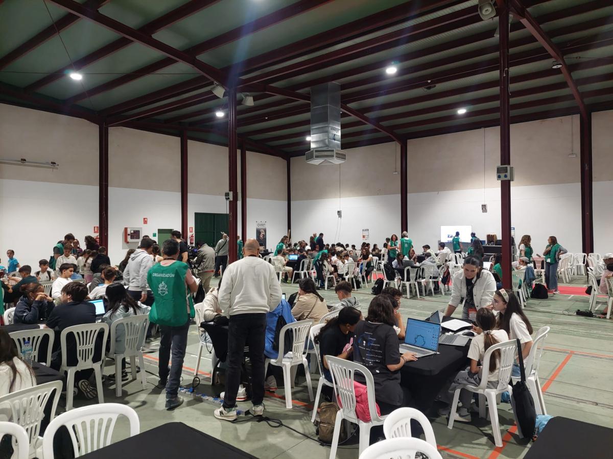 Más de 600 alumnos participan en una jornada de la liga extremeña de robótica