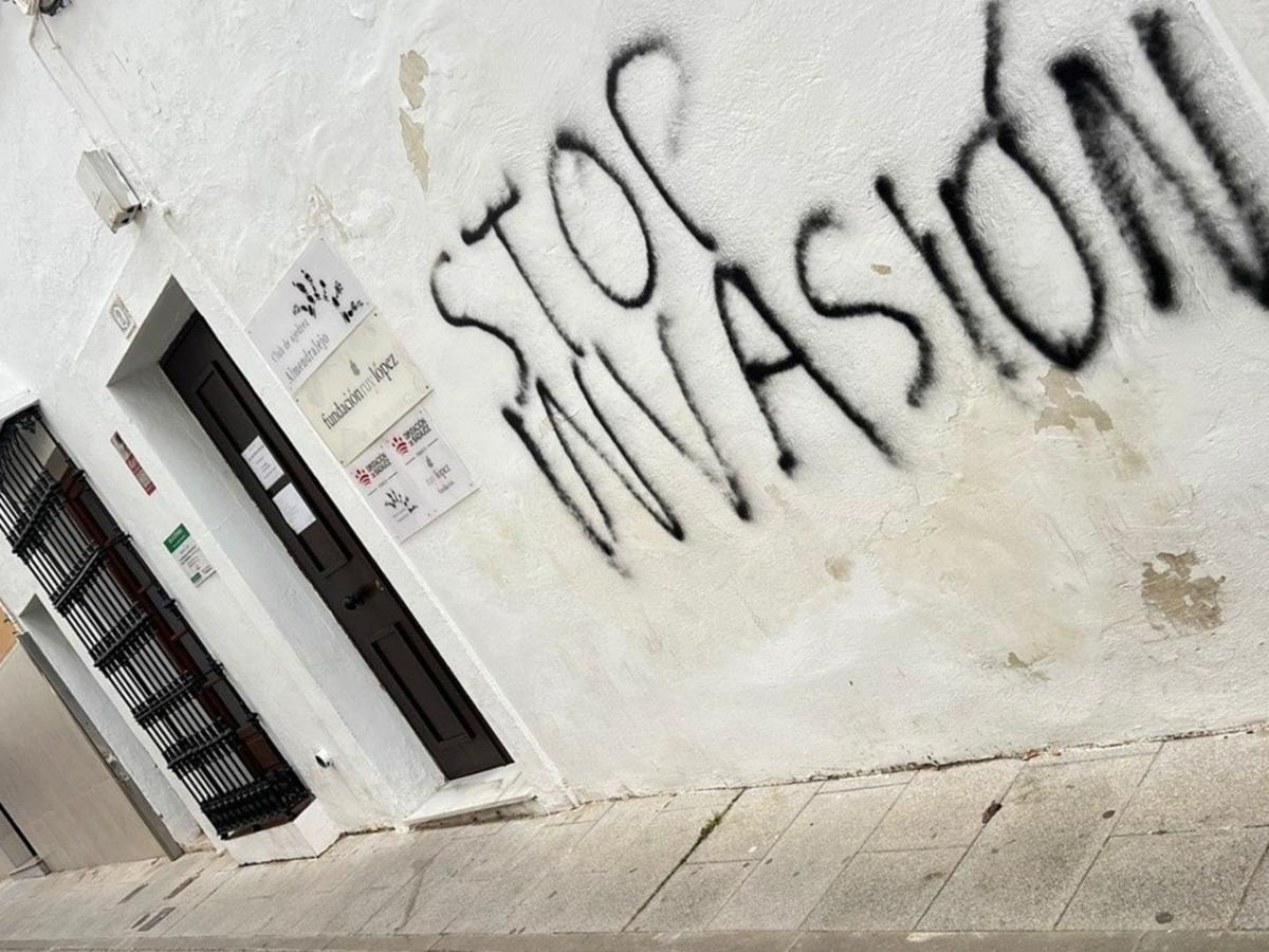 Ruy López sufre pintadas en su fachada tras anunciar que tramita la regularización de extranjeros