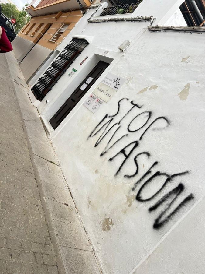 Ruy López sufre pintadas en su fachada tras anunciar que tramita la regularización de extranjeros