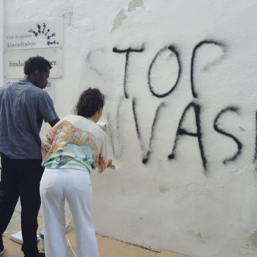 Almendralejo responde con unidad a la pintada xenófoba en la Fundación Ruy López