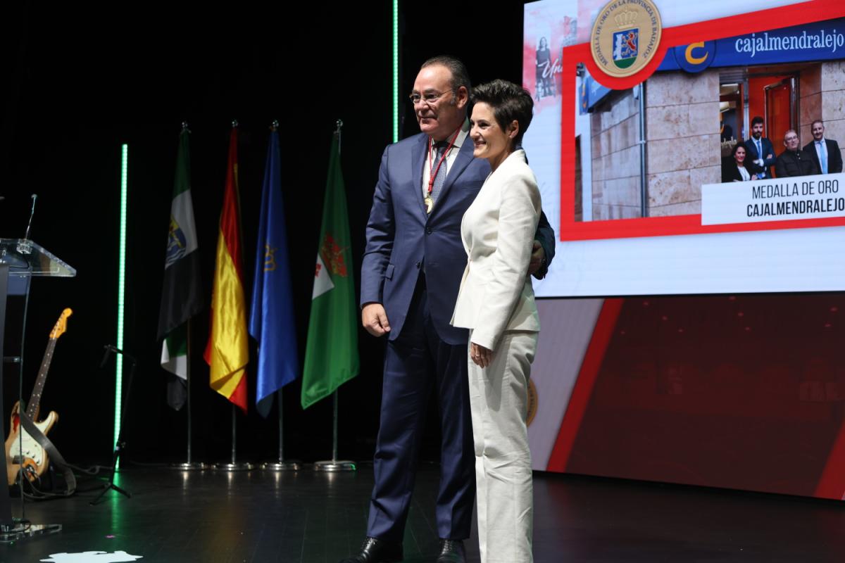 Cajalmendralejo recibe la medalla de Oro de la provincia