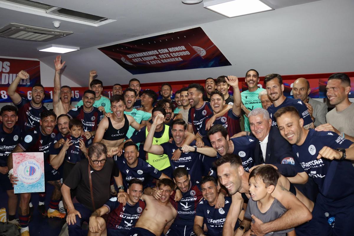El Extremadura se sitúa a un paso del ascenso tras remontar en casa