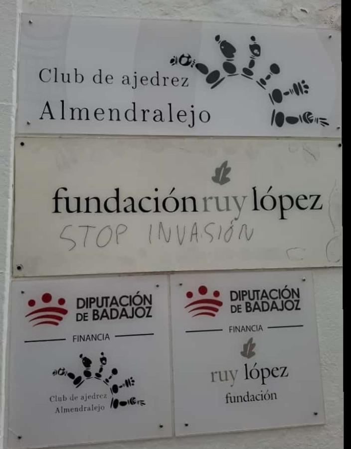 Nuevo ataque vandálico a la Fundación Ruy López con pintadas y sabotaje en su sede