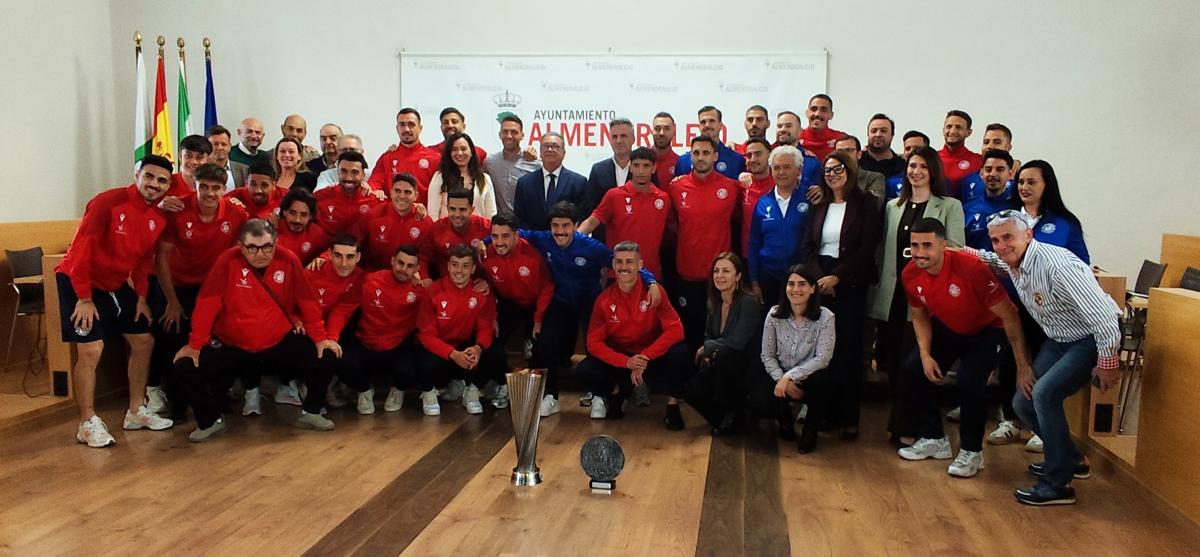 La corporación municipal recibe al Extremadura en el consistorio tras lograr el ascenso