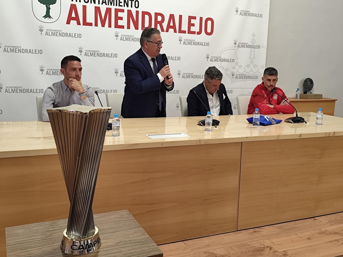 La corporación municipal recibe al Extremadura en el consistorio tras lograr el ascenso