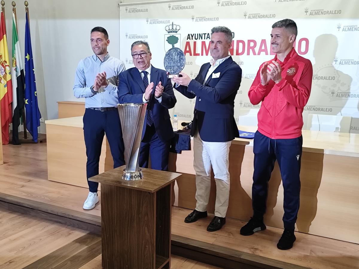 La corporación municipal recibe al Extremadura en el consistorio tras lograr el ascenso