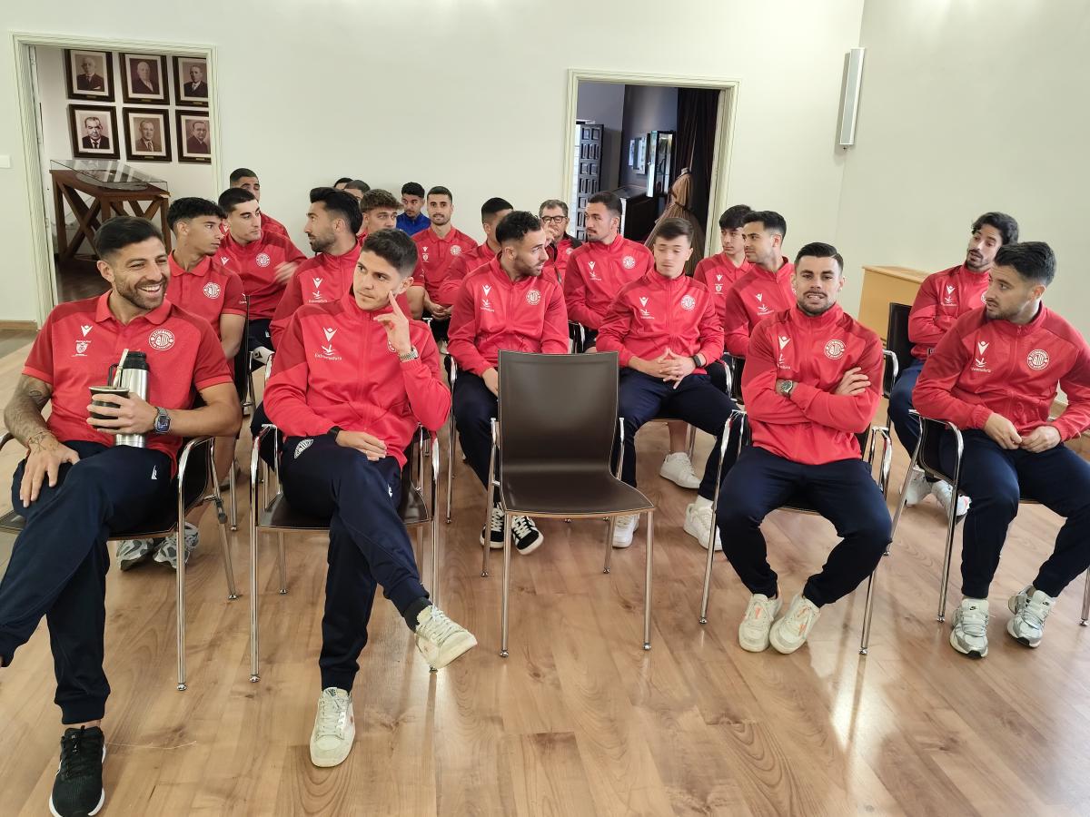 La corporación municipal recibe al Extremadura en el consistorio tras lograr el ascenso