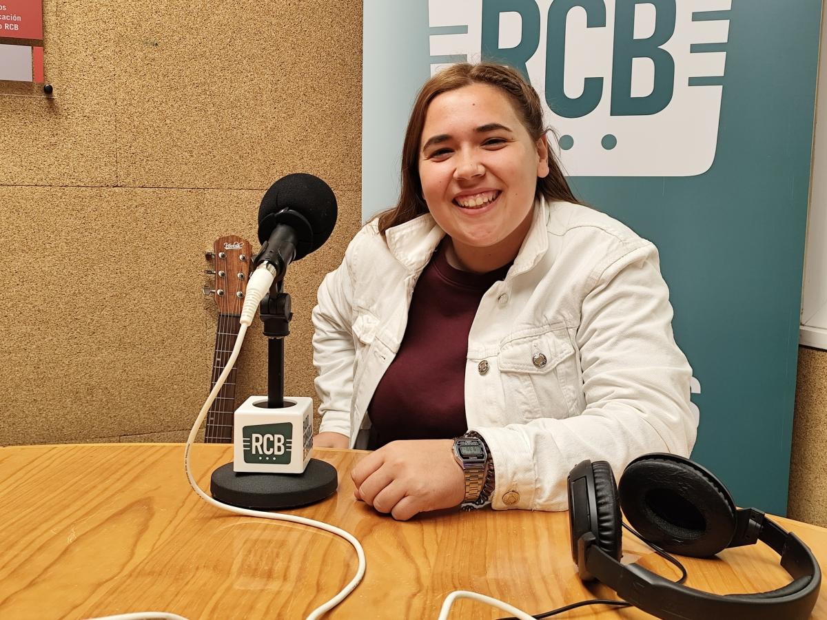 Carolina Vázquez interpreta la sintonía de ‘Es la hora, Almendralejo’