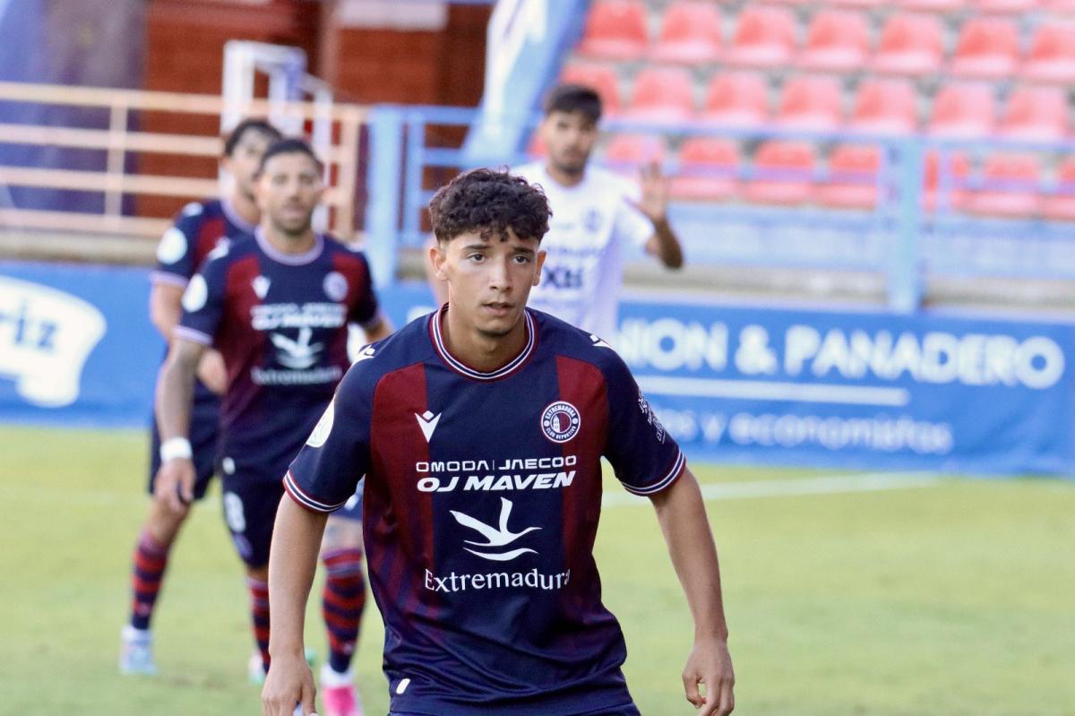 Primeros movimientos en el Extremadura para su temporada en Primera Federación