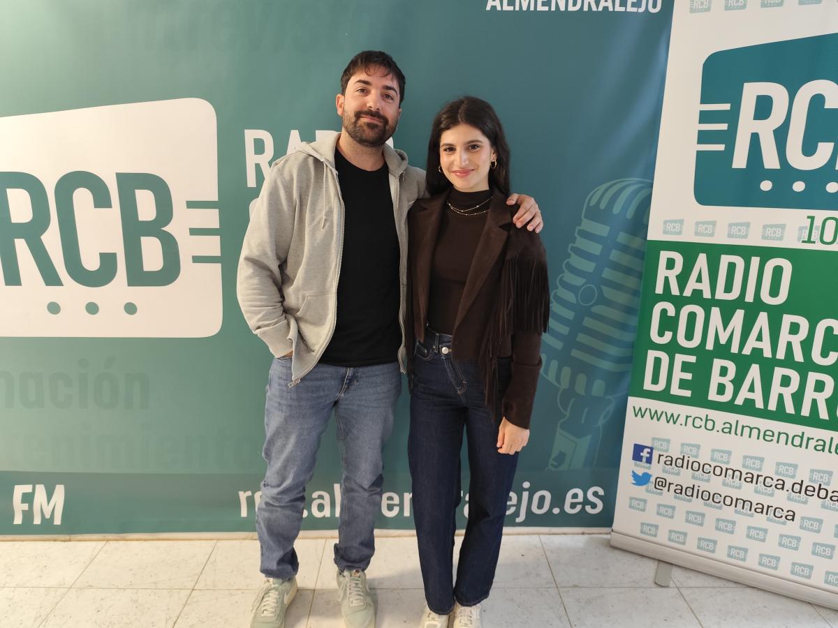 Dos almendralejenses acercan la cultura del teatro a los pueblos con ‘Teatruck’
