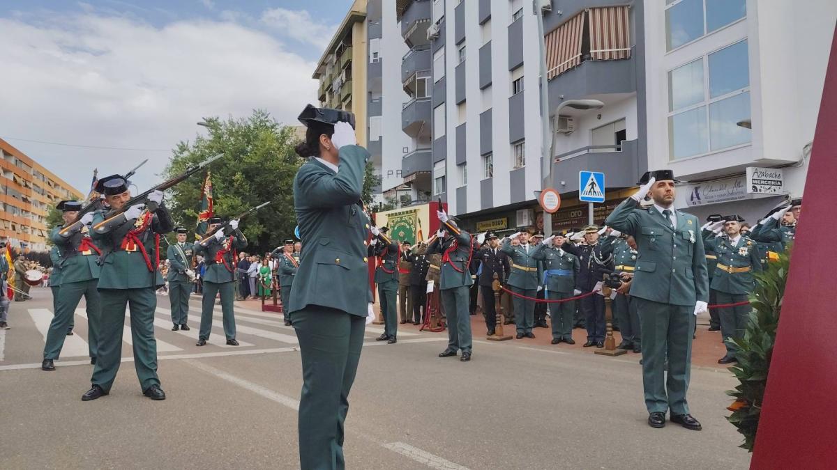 La Guardia Civil desfiló en Almendralejo por su 182 aniversario fundacional