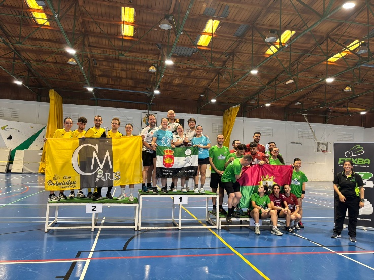 El club multideportivo Aris sube al pódium de bádminton un año más