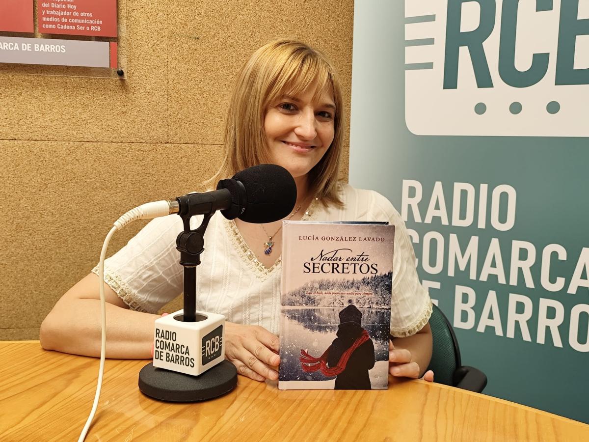La escritora Lucía González publica su nueva novela ‘Nadar entre secretos’