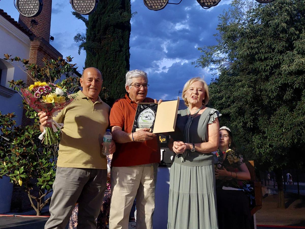 El Hogar de Mayores de Almendralejo recibe un homenaje de la Asociación de Vecinos de San Antonio