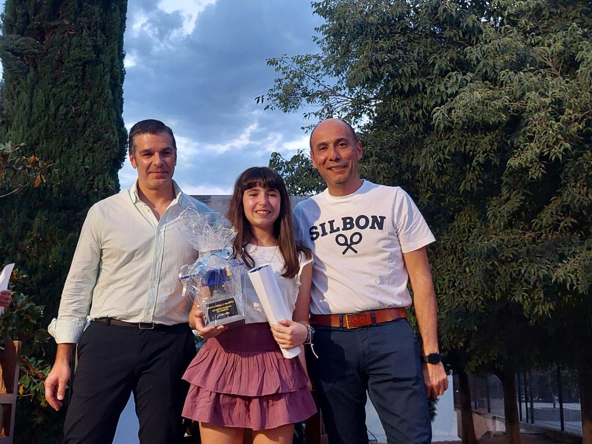 El Antonio Machado entregó un año más una mención al mejor expediente académico durante las fiestas de la barriada
