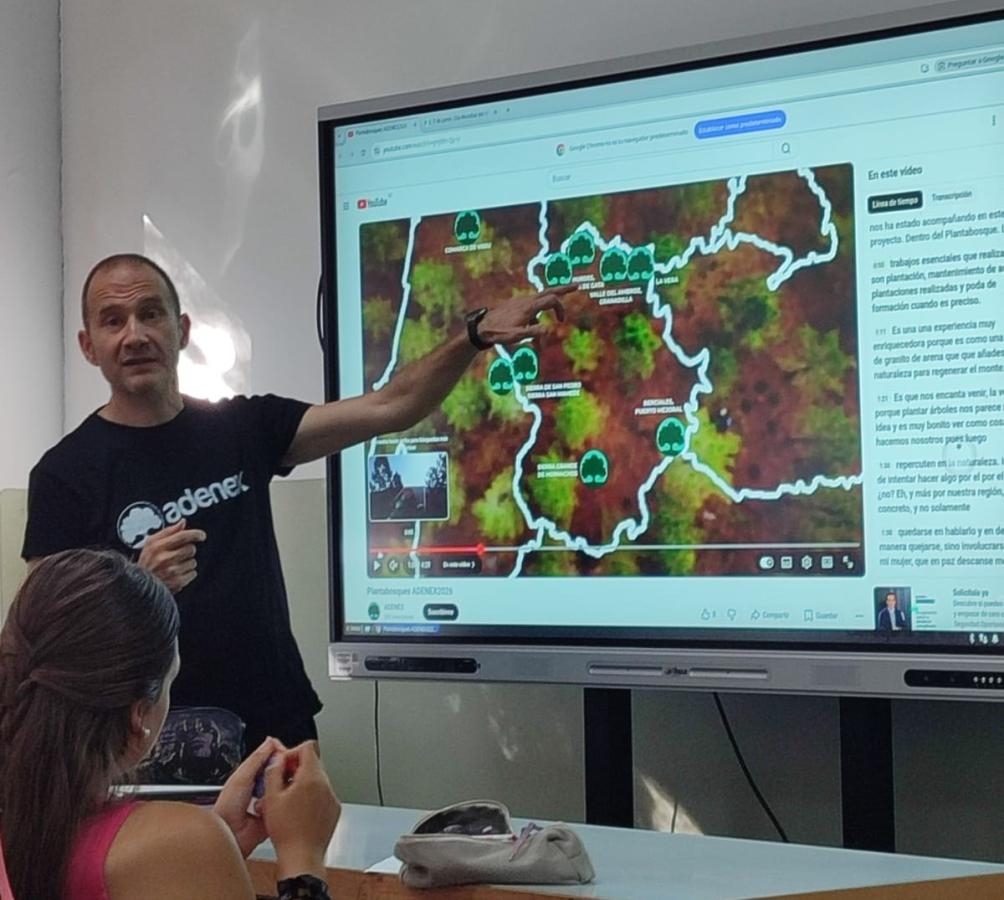 Alumnos de secundaria de los institutos de la ciudad reciben charlas educativas para conmemorar el Día Mundial del Medio Ambiente