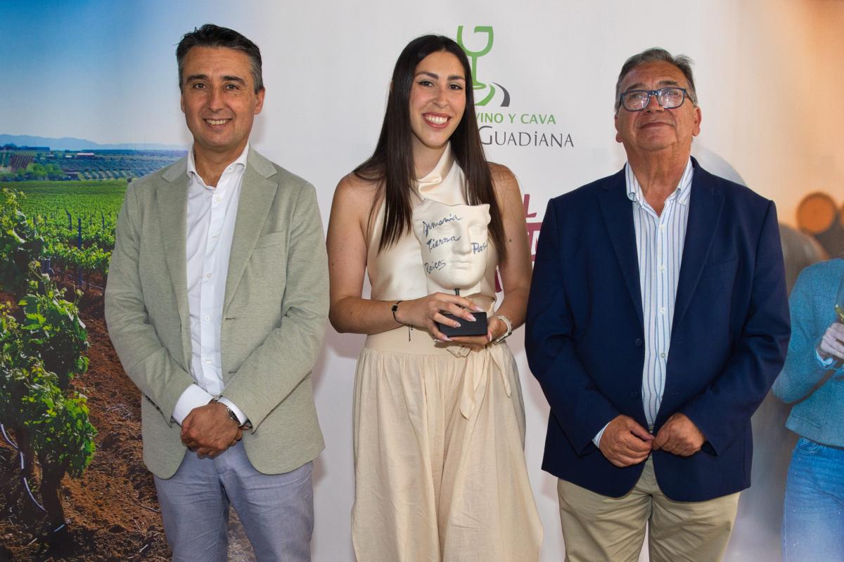 La Ruta del Vino y Cava Ribera del Guadiana entrega su I Premio Nacional de Periodismo a Miriam Moreno Bañón