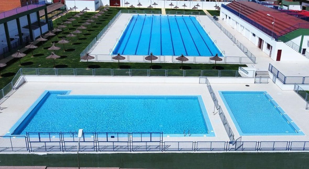 La piscina municipal permanecerá abierta al público de lunes a domingo, en horario de 12:00 a 20:00 horas