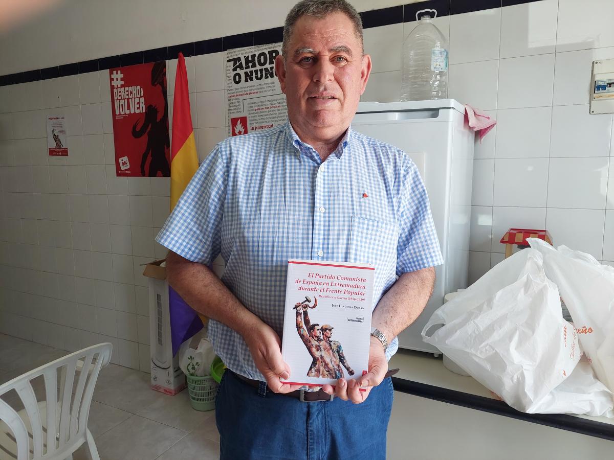 El historiador extremeño José Hinojosa presentó en Almendralejo su libro “El Partido Comunista de España durante el Frente Popular”