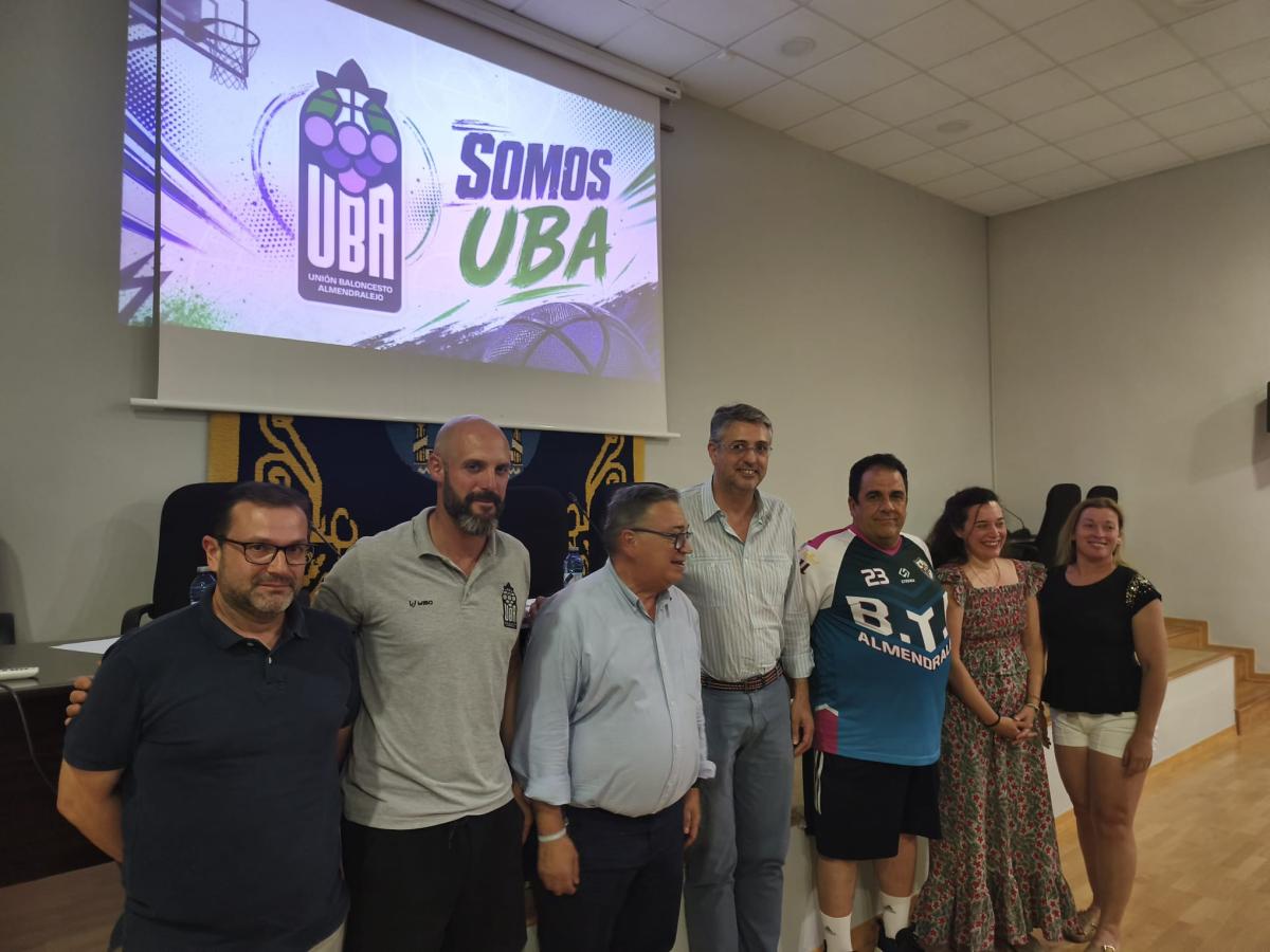 Almendralejo inicia una nueva etapa en el baloncesto local con la unión de los dos clubes locales