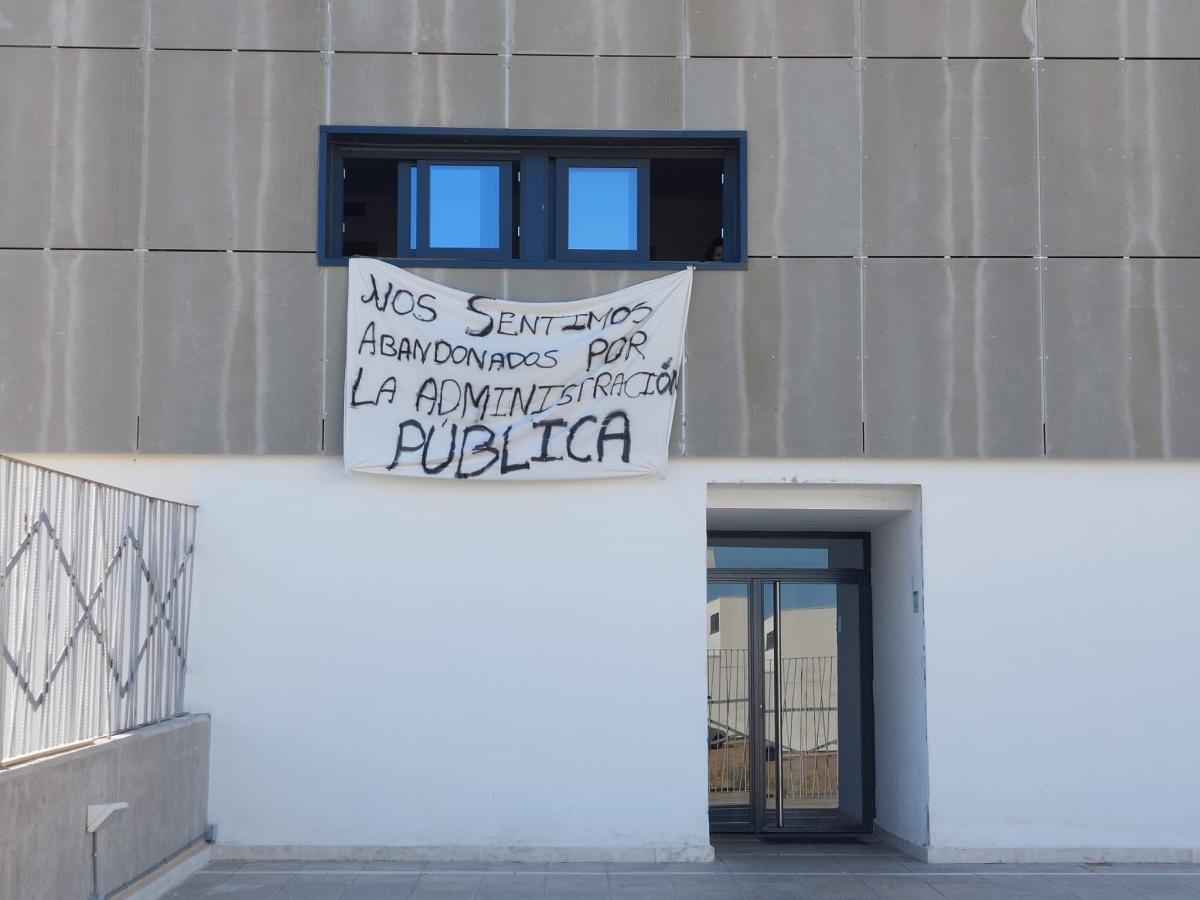 Los adjudicatarios de las viviendas sociales de la calle Clara Campoamor reclaman a la Junta soluciones definitivas a los problemas aparecidos